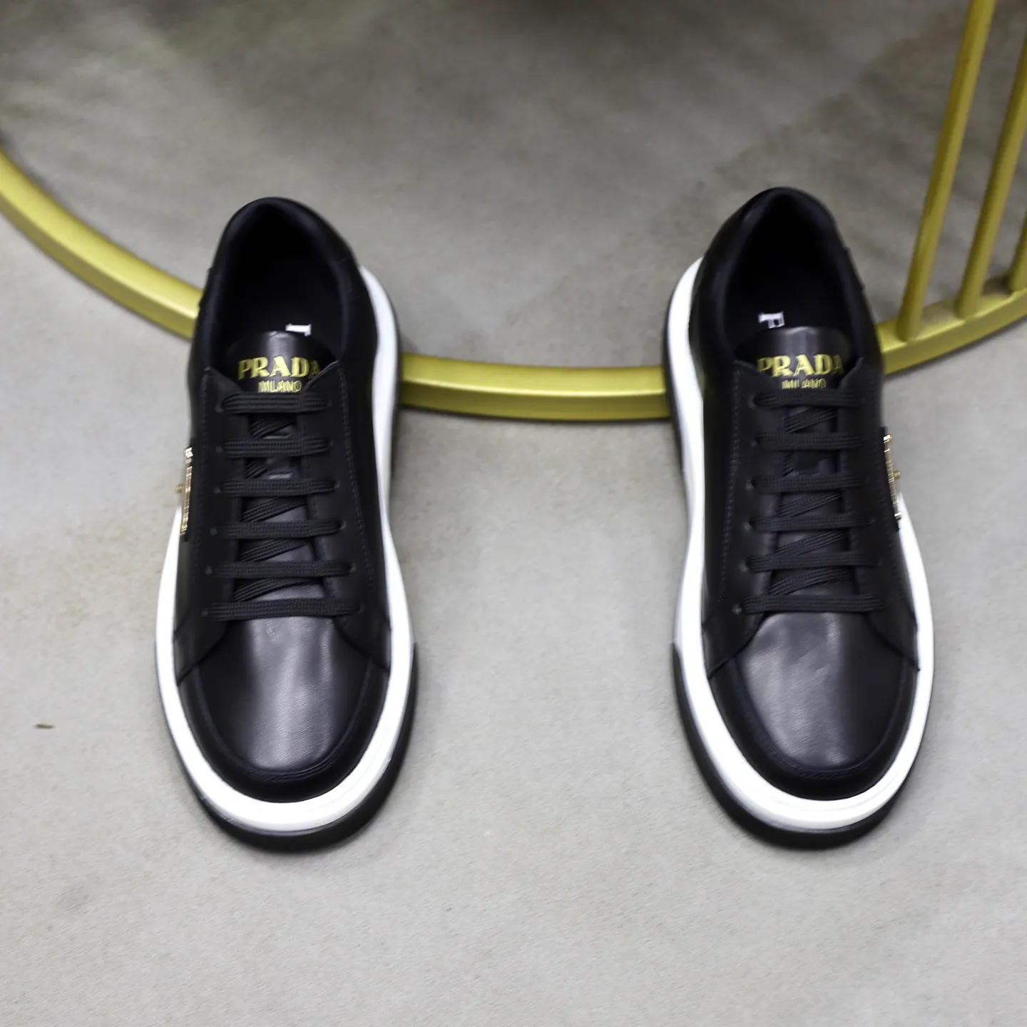 Factory price: 700💰Top original order Brand: PRADA (Prada) Standard code: Men's size 38/44 (45 can be customized) Grade: Same as the official website Material: Original cowhide stitching imported cowhide lining Original combination two-color wear-resistant soft outsole Style category: Leisure and sports version Young fashion European and American trend British style Color: Actual picture color